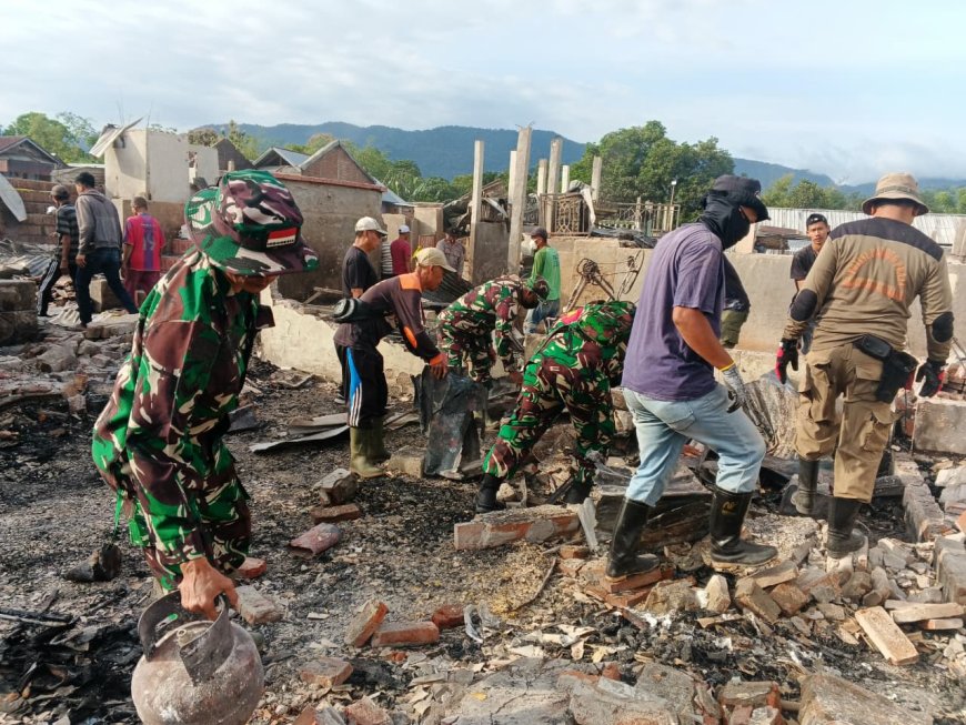 Wujud Sinergitas, TNI-Polri dan Masyarakat Alas Gotong Royong Bersihkan Puing Pasca Kebakaran di Desa Kalimango