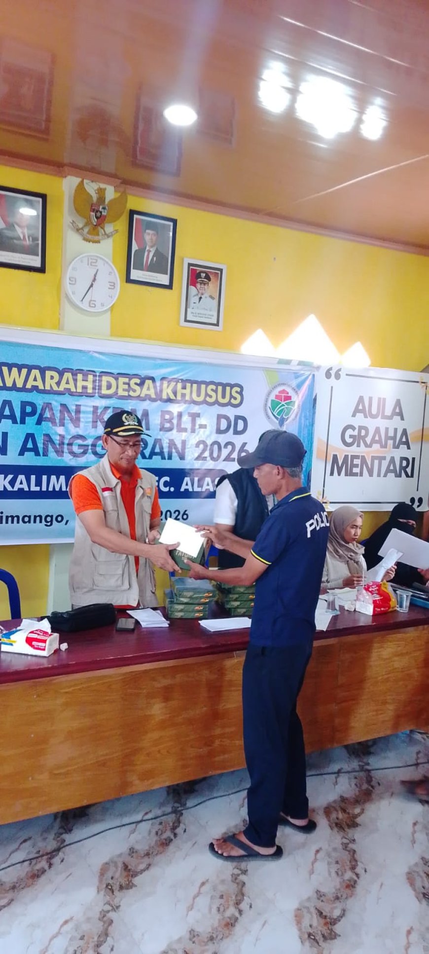 Wujud Kepedulian, Legislator PKS H. Andi Mappelepui Salurkan Bantuan Pribadi untuk Korban Kebakaran Kalimango