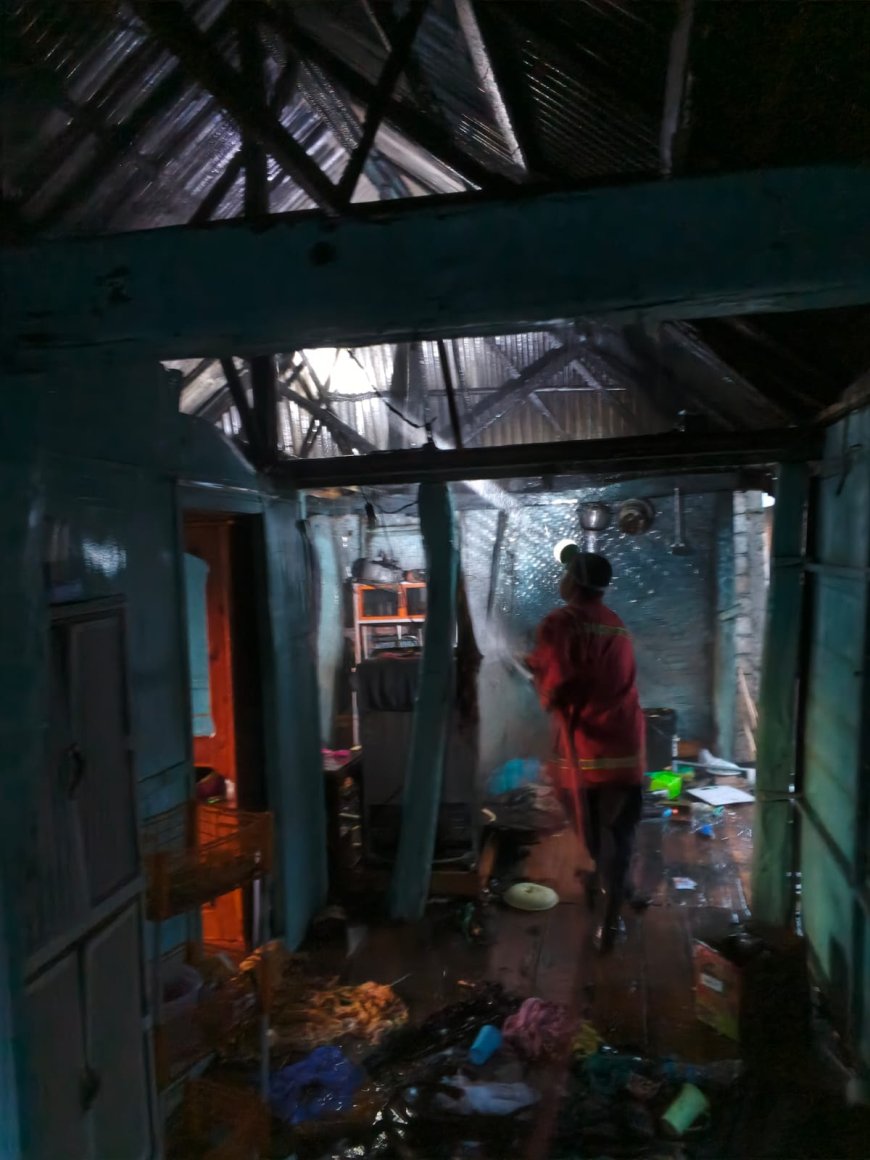 Diduga Korsleting Rice Cooker, Satu Rumah Panggung di Desa Songkar Ludes Terbakar
