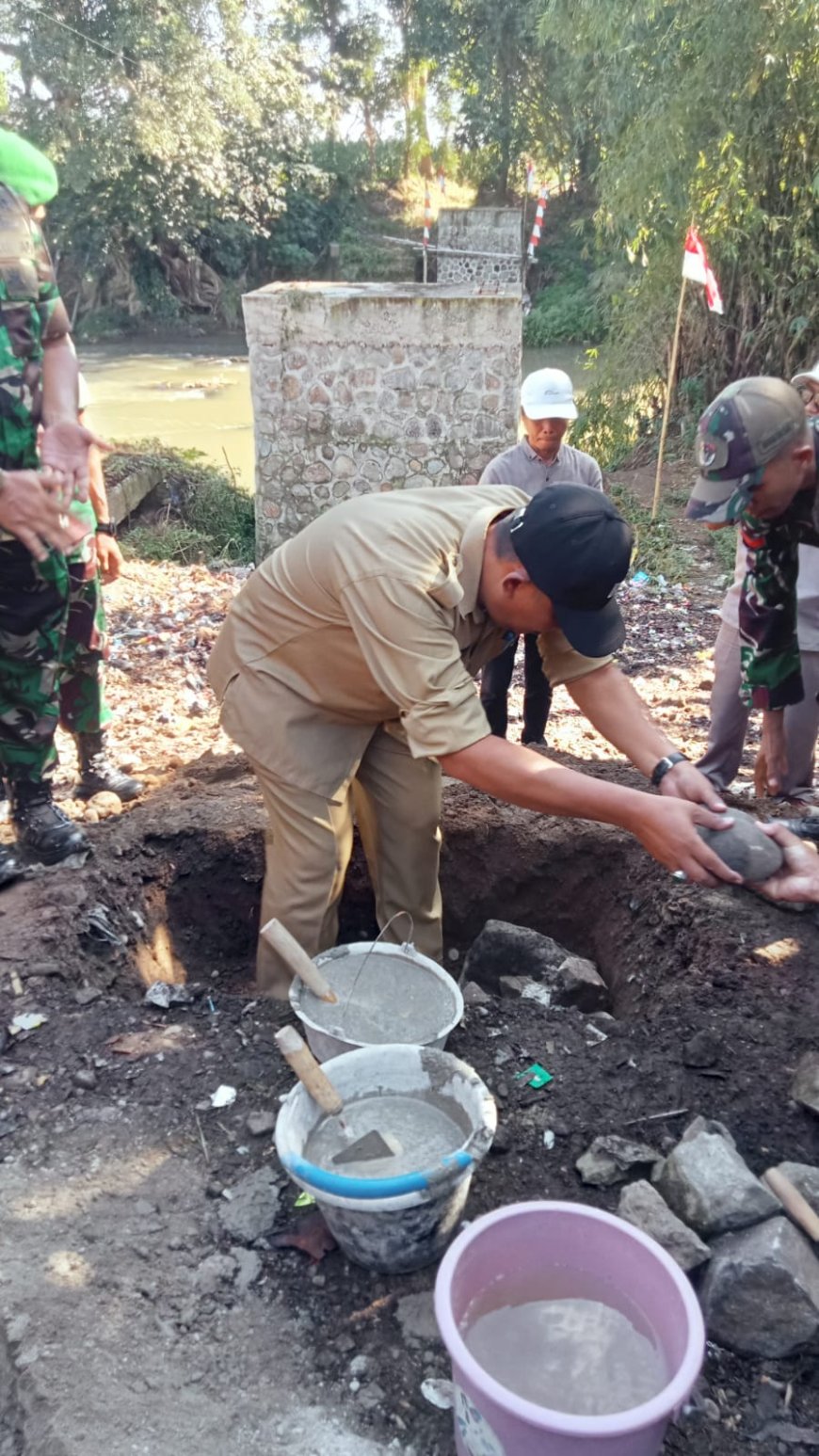 Sinergi Pemkab Sumbawa dan TNI: Asisten III Hadiri Groundbreaking Jembatan Garuda di Desa Gontar