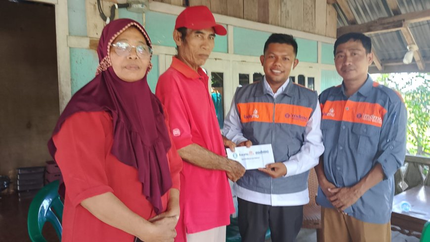 LAZISMU Sumbawa Salurkan Tali Asih untuk Keluarga Anggota Damkar yang Gugur di Kalimango