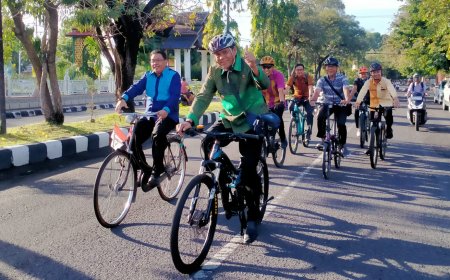Kayuhan Pedal Pagi Bupati dan Sekda Sumbawa: Simbol Efisiensi di Tengah Tantangan Global