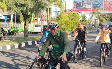 Bupati Sumbawa Bersepeda Ke Kantor, Ajak ASN Hemat BBM Dan Jaga Lingkungan