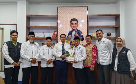 Zulfikar Demitry, Wakil Ketua III DPRD Sumbawa Dukung Program BAZNAS, Salurkan Infak di Ruang Kerja