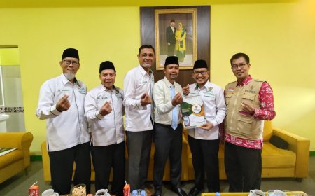 Berlian Rayes, Wakil Ketua I DPRD Sumbawa Berinfak Gunakan QRIS BAZNAS, Tinggal Scan!