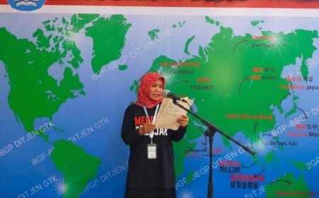 Puisi di Tengah Zaman yang Bergegas