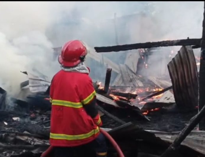 Kebakaran Hanguskan 3 Rumah Panggung Di Lenangguar, Tidak Ada Korban Jiwa