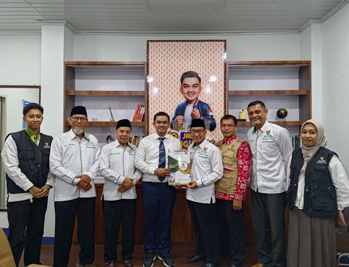 Zulfikar Demitry, Wakil Ketua III DPRD Sumbawa Dukung Program BAZNAS, Salurkan Infak di Ruang Kerja