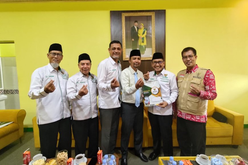 Berlian Rayes, Wakil Ketua I DPRD Sumbawa Berinfak Gunakan QRIS BAZNAS, Tinggal Scan!