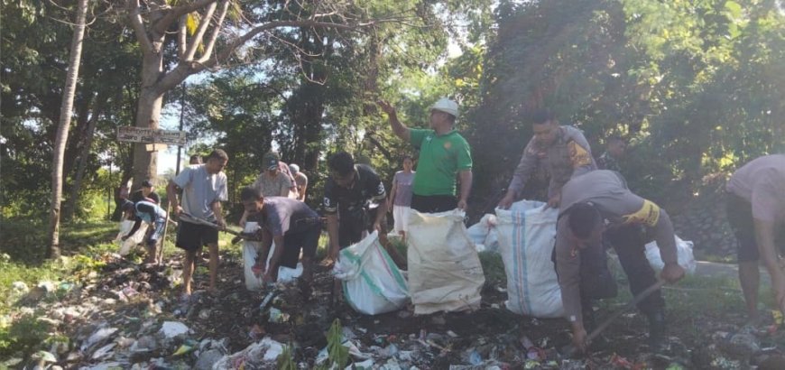 Sinergi TNI-Polri dan Pemerintah Kecamatan Moyo Hulu Gelar Gotong Royong