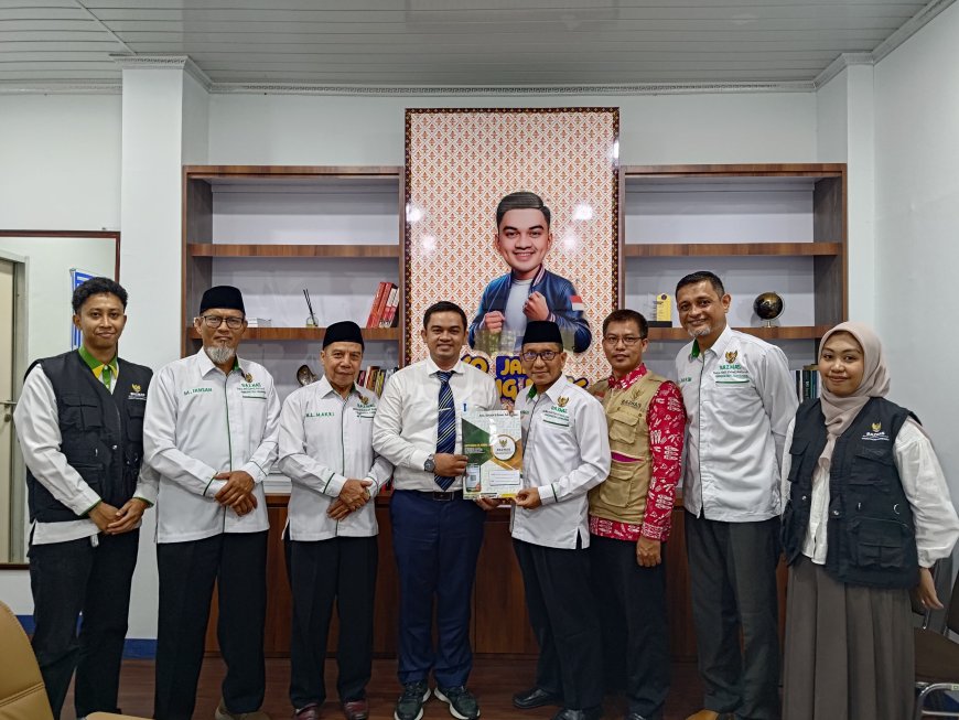 Zulfikar Demitry, Wakil Ketua III DPRD Sumbawa Dukung Program BAZNAS, Salurkan Infak di Ruang Kerja