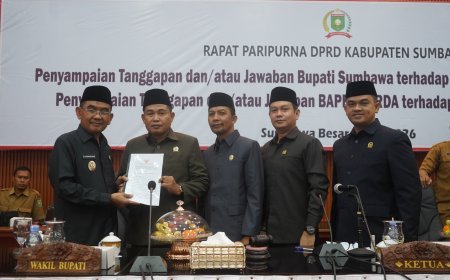 Jawab Pandangan Umum Fraksi DPRD, Wabup Sumbawa Tekankan Investasi BUMD Berbasis Kinerja dan Singgung Perlindungan Siswa