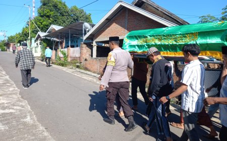 Bhabinkamtibmas Polsek Batu Lanteh Sambangi Rumah Duka Imam Masjid Desa Klungkung