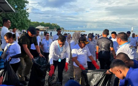 Bupati Sumbawa Ikut Gerakan Indonesia ASRI di Pantai Senggigi bersama Wamen Dalam Negeri