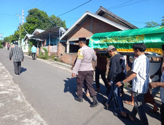 Bhabinkamtibmas Polsek Batu Lanteh Sambangi Rumah Duka Imam Masjid Desa Klungkung