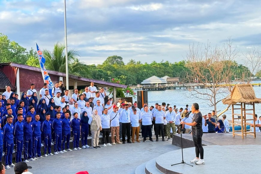 Bupati Sumbawa Ikut Gerakan Indonesia ASRI di Pantai Senggigi bersama Wamen Dalam Negeri