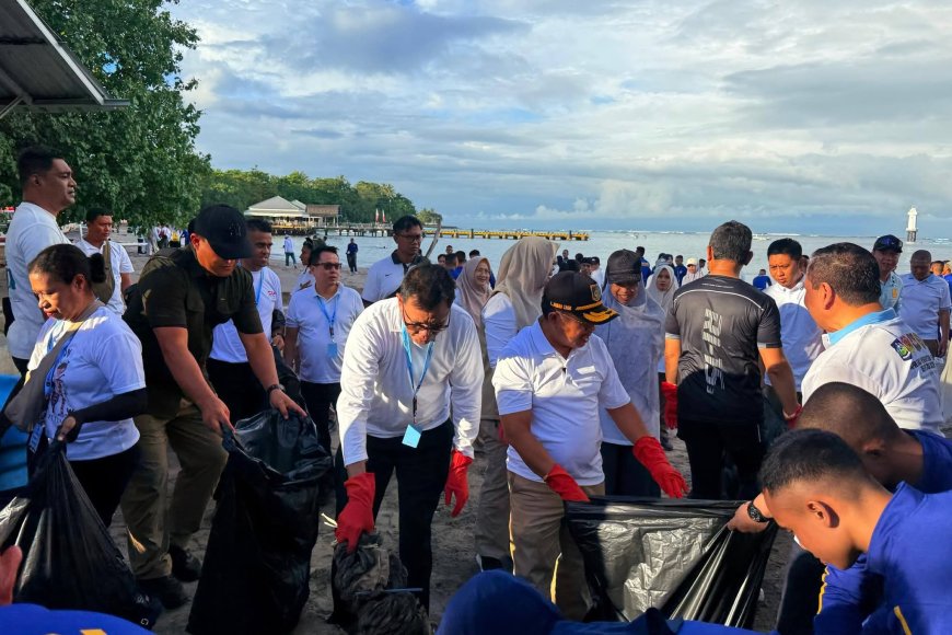 Bupati Sumbawa Ikut Gerakan Indonesia ASRI di Pantai Senggigi bersama Wamen Dalam Negeri