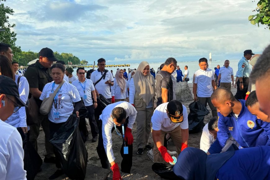 Bupati Sumbawa Ikut Gerakan Indonesia ASRI di Pantai Senggigi bersama Wamen Dalam Negeri