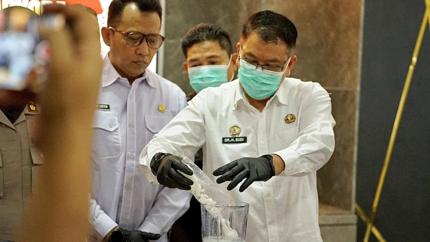 Hadiri Pemusnahan Barang Bukti Narkotika, Sekda Budi Prasetiyo: Pemerintah Daerah Siap Bersinergi Berantas Narkoba di Sumbawa