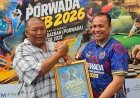 Kadiskominfo Serahkan Piagam Kepada Juri Jurnalistik dan Fotografi Porwada 2026