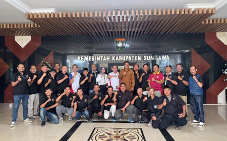 Bupati  Syarafuddin Jarot Resmi Lepas Kontingen Atlet Porwada PWI Kabupaten Sumbawa Menuju Mataram