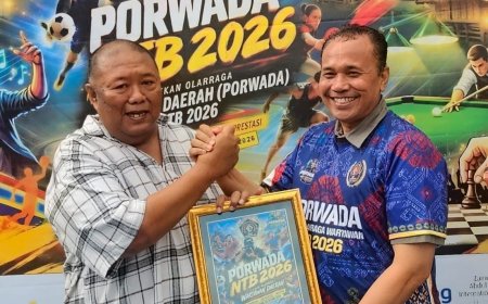 Kadiskominfo Serahkan Piagam Kepada Juri Jurnalistik dan Fotografi Porwada 2026