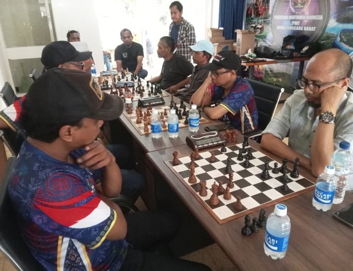 Turnamen Catur PWI NTB Resmi Digelar, H. Natsir Peraih Medali Emas Porwanas Kalsel  Melawan  Abdul Ma'ruf di Babak Perdana