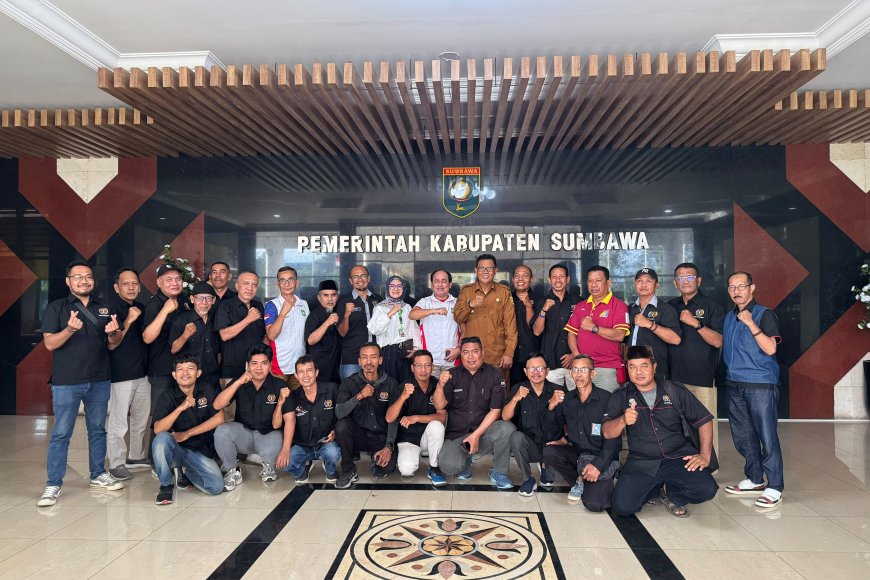 Bupati  Syarafuddin Jarot Resmi Lepas Kontingen Atlet Porwada PWI Kabupaten Sumbawa Menuju Mataram