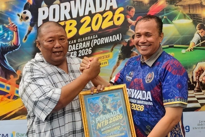 Kadiskominfo Serahkan Piagam Kepada Juri Jurnalistik dan Fotografi Porwada 2026