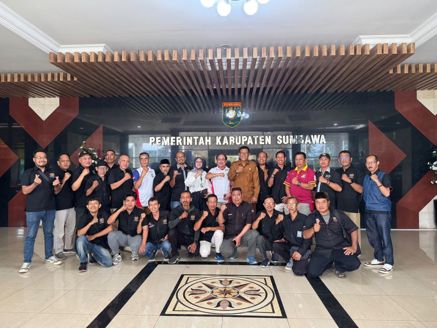 Bupati  Syarafuddin Jarot Resmi Lepas Kontingen Atlet Porwada PWI Kabupaten Sumbawa Menuju Mataram