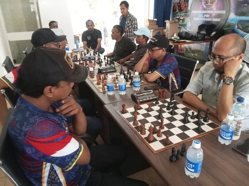 Turnamen Catur PWI NTB Resmi Digelar, H. Natsir Peraih Medali Emas Porwanas Kalsel  Melawan  Abdul Ma'ruf di Babak Perdana