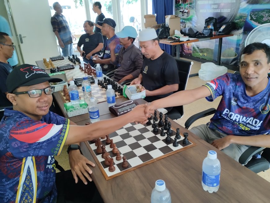 Turnamen Catur PWI NTB Resmi Digelar, H. Natsir Peraih Medali Emas Porwanas Kalsel  Melawan  Abdul Ma'ruf di Babak Perdana