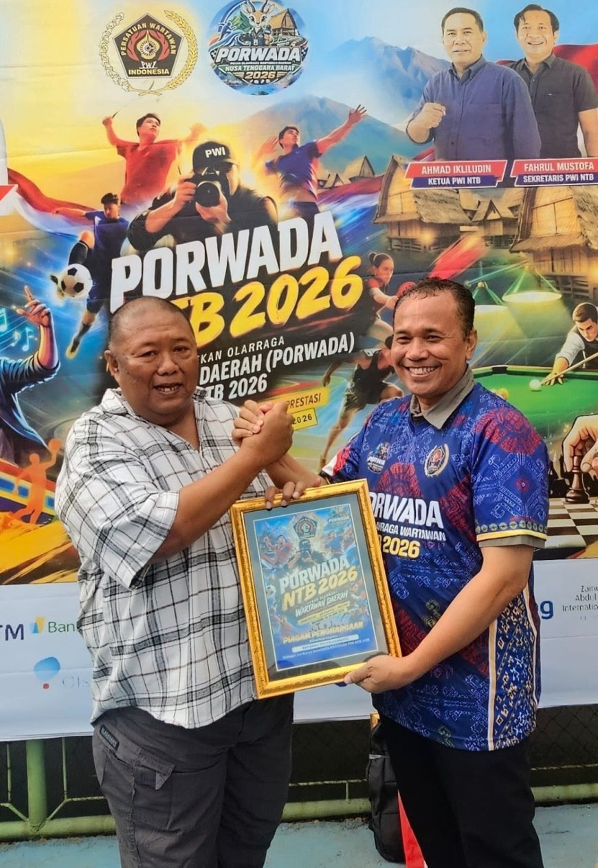 Kadiskominfo Serahkan Piagam Kepada Juri Jurnalistik dan Fotografi Porwada 2026