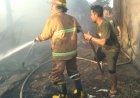 Bahu-Membahu, Petugas  Damkartan dan Warga Tarano Jinakkan Kebakaran Dua Rumah di Labuhan Bontong