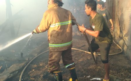 Bahu-Membahu, Petugas  Damkartan dan Warga Tarano Jinakkan Kebakaran Dua Rumah di Labuhan Bontong