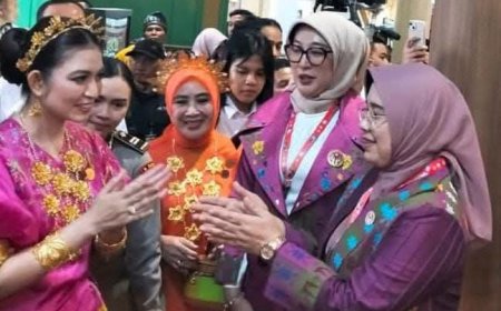 Ketua Umum Dekranasda Kabupaten Sumbawa Perkenalkan Tenun Kre Alang Sebagai Wastra Unggulan Daerah Pada Puncak HUT Ke-46 Dekranas