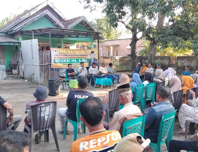 Warga Kecamatan Lape Desak Perbaikan Jalan Labuhan Kuris – Ngali – Labuhan Terata saat Reses Syukri HS