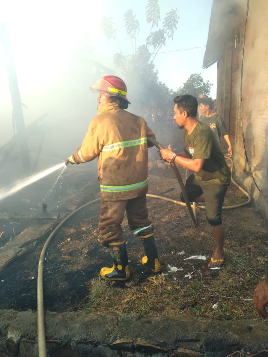 Bahu-Membahu, Petugas  Damkartan dan Warga Tarano Jinakkan Kebakaran Dua Rumah di Labuhan Bontong