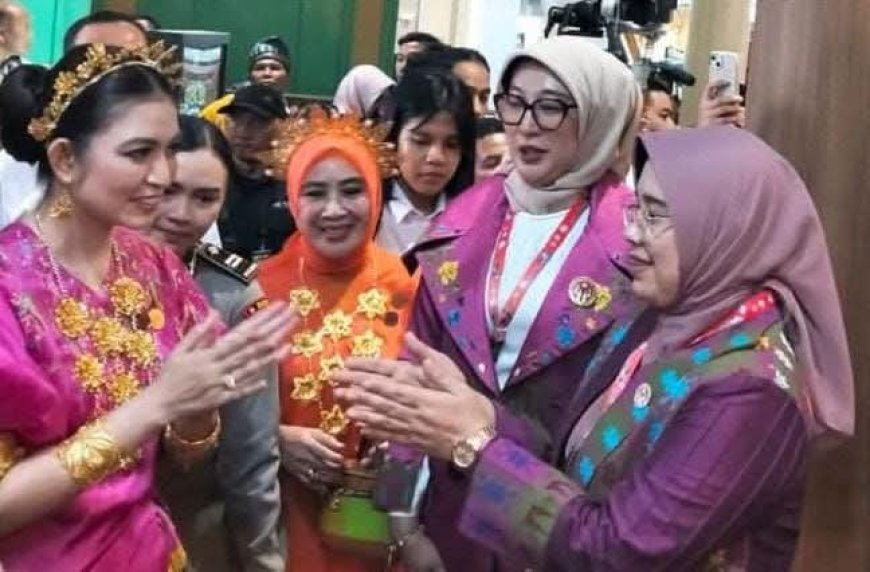 Ketua Umum Dekranasda Kabupaten Sumbawa Perkenalkan Tenun Kre Alang Sebagai Wastra Unggulan Daerah Pada Puncak HUT Ke-46 Dekranas