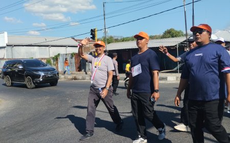Semangat Korsa Kampus Vokasi: Direktur AKOM Pimpin Langsung Regu Putra di Lomba Gerak Jalan HUT ke-81 RI