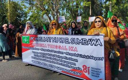 Bawa Pesan Kesejukan dan Lantunkan Salawat, PC Muslimat NU Tampil Anggun Berkostum Adat di Pawai Alegoris HUT ke-81 RI