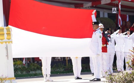 MERAH PUTIH BERKIBAR GAGAH: Bupati Sumbawa Pimpin Upacara Detik-Detik Proklamasi HUT ke-81 RI