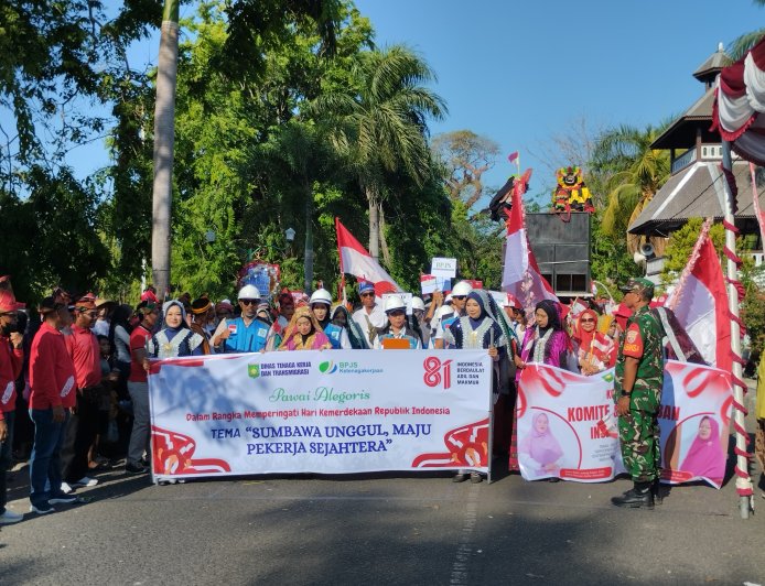 Tampil Memukau di Pawai Alegoris HUT RI ke-81, Disnakertrans Usung Sumbawa Unggul Maju Pekerja Sejahtera