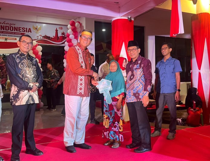 Kado Buat HUT RI Ke-81, Bupati Sumbawa Serahkan 5 Unit Bale Umat Dari BAZNAS