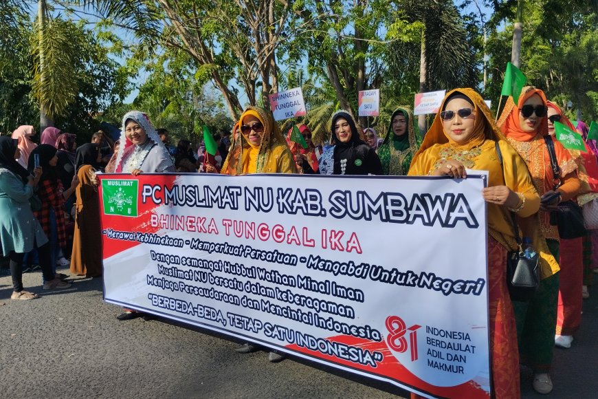 Bawa Pesan Kesejukan dan Lantunkan Salawat, PC Muslimat NU Tampil Anggun Berkostum Adat di Pawai Alegoris HUT ke-81 RI
