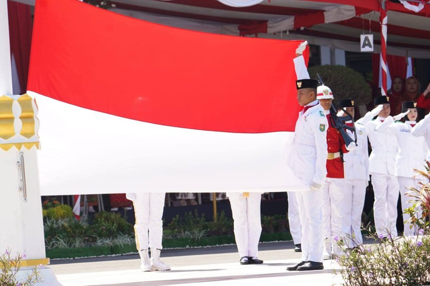 MERAH PUTIH BERKIBAR GAGAH: Bupati Sumbawa Pimpin Upacara Detik-Detik Proklamasi HUT ke-81 RI