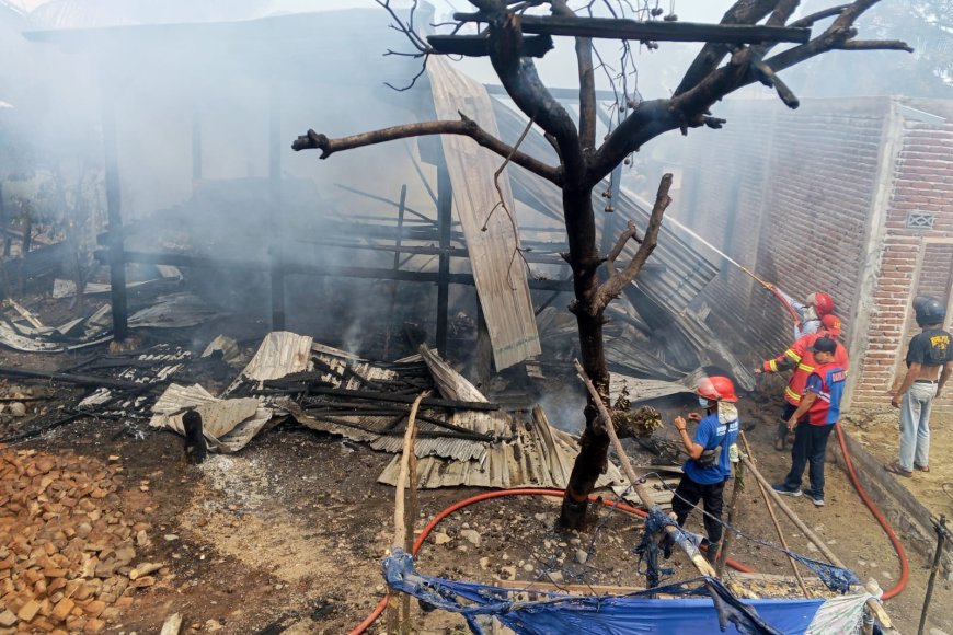Rumah Panggung di Plampang Ludes Terbakar Saat Pemilik Tertidur Pulas, Kerugian Tembus Rp 200 Juta
