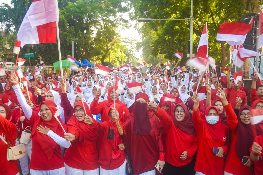Menyambut HUT Ke-81 RI, Ribuan Bendera Merah Putih Dibagikan kepada Masyarakat