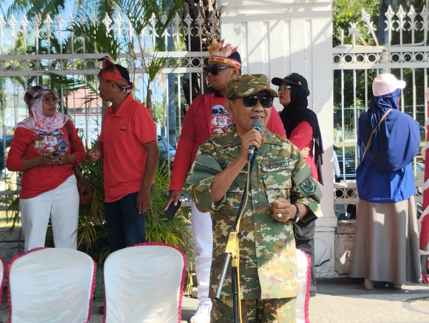 Tampil Gagah Berkostum Ala Tentara, Wabup Sumbawa Lepas Pawai Alegoris HUT RI: "Mari Bergerak dan Berdampak!"