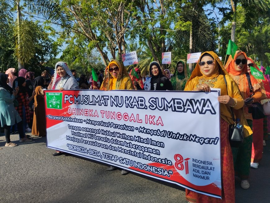 Bawa Pesan Kesejukan dan Lantunkan Salawat, PC Muslimat NU Tampil Anggun Berkostum Adat di Pawai Alegoris HUT ke-81 RI